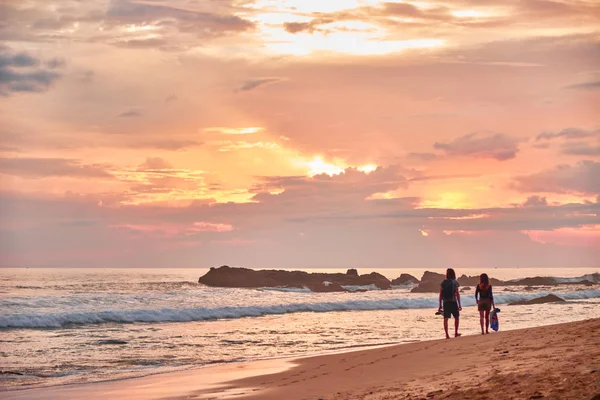 Superbe Coucher Soleil Sur Plage Surplombant Océan Les Vagues Jeune — Photo