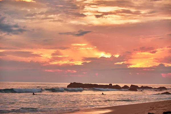 Pôr-do-sol deslumbrante na praia com vista para o mar e as ondas . — Fotografia de Stock