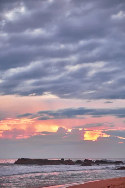 Superbe coucher de soleil sur la plage surplombant l'océan et les vagues . — Photo