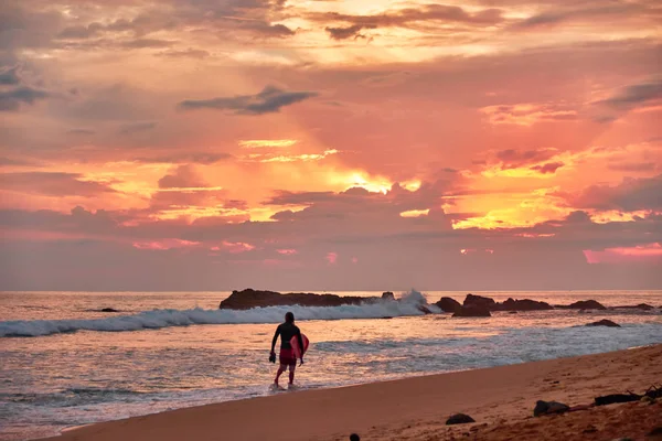 Superbe coucher de soleil sur la plage surplombant l'océan et les vagues . — Photo