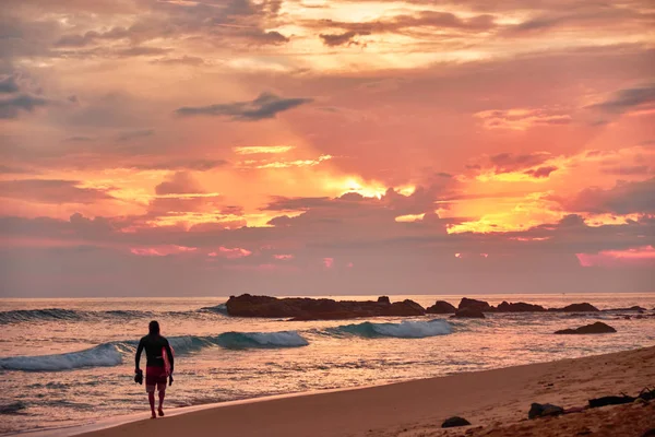 Pôr-do-sol deslumbrante na praia com vista para o mar e as ondas . — Fotografia de Stock