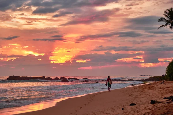 Εκπληκτικό ηλιοβασίλεμα στην παραλία με θέα στον ωκεανό και τα κύματα. — Φωτογραφία Αρχείου