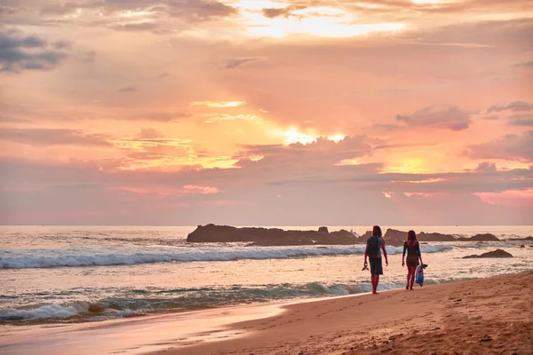 Superbe coucher de soleil sur la plage surplombant l'océan et les vagues . — Photo