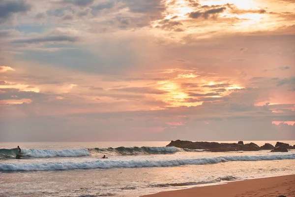 Oszałamiający zachód słońca na plaży z widokiem na ocean i fale. — Zdjęcie stockowe