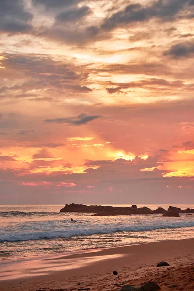 Lenyűgöző kilátás nyílik az óceánra és a hullámok tengerpart naplemente. — Stock Fotó