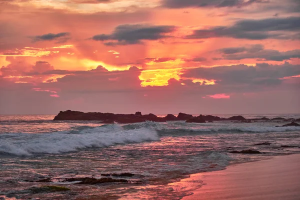 Impresionante Puesta Sol Playa Con Vistas Océano Las Olas Midigama —  Fotos de Stock