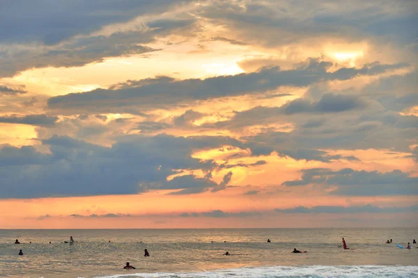 Superbe coucher de soleil sur la plage surplombant l'océan et les vagues . — Photo