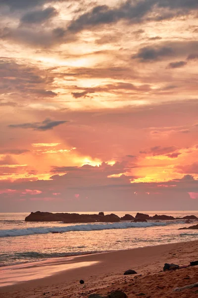 Superbe coucher de soleil sur la plage surplombant l'océan et les vagues . — Photo