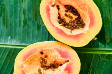 Olgun papaya meyve üzerindeki yeşil yaprak. Yakın çekim.