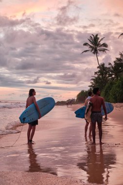 Sahilde okyanus ve dalgalar bakan çarpıcı günbatımı. 
