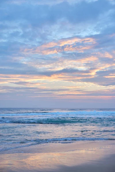 Beaux nuages au coucher du soleil. Les rayons du soleil passent à travers les nuages . — Photo