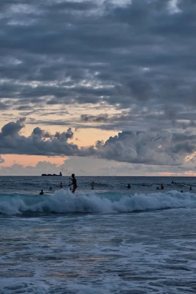 浜辺で波と海を見下ろす見事な夕日. — ストック写真