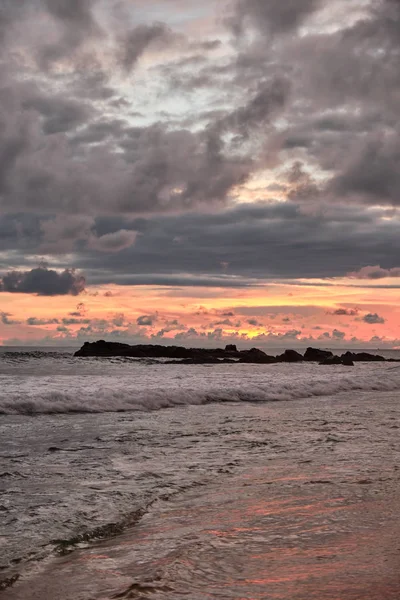 Fantastisk solnedgång på stranden med utsikt över havet och vågorna — Stockfoto