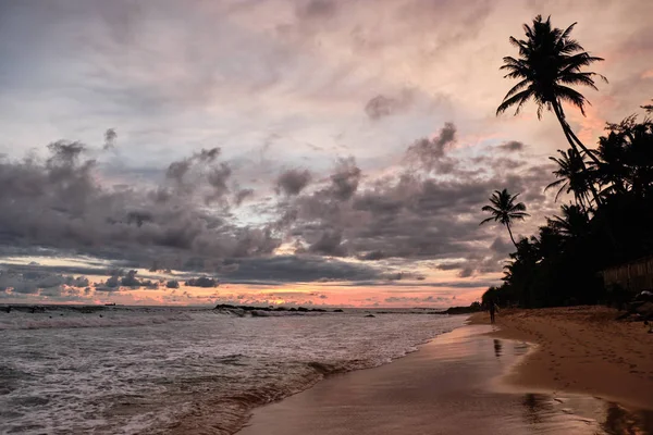 Pôr-do-sol deslumbrante na praia com vista para o mar e as ondas — Fotografia de Stock