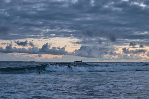 浜辺で波と海を見下ろす見事な夕日. — ストック写真