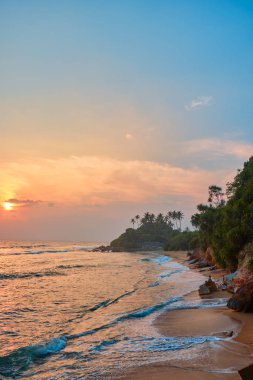 Gün batımındaki güzel sahil manzarası.