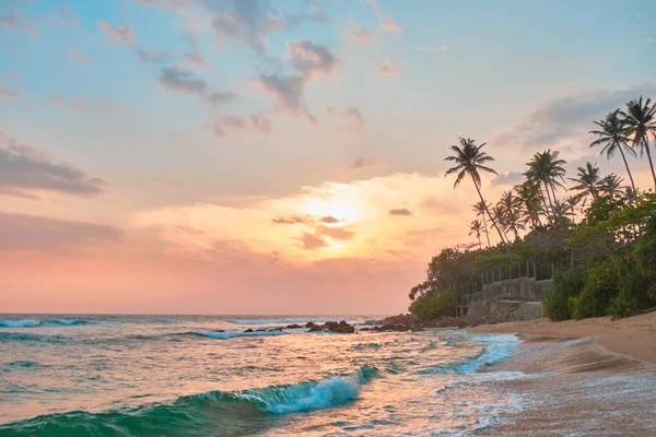Gyönyörű kilátás nyílik a strandra naplementekor. — Stock Fotó