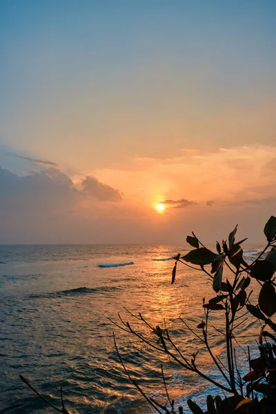 Bela vista da praia ao pôr do sol. — Fotografia de Stock