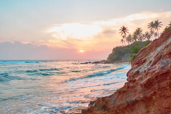 Bela vista da praia ao pôr do sol. — Fotografia de Stock