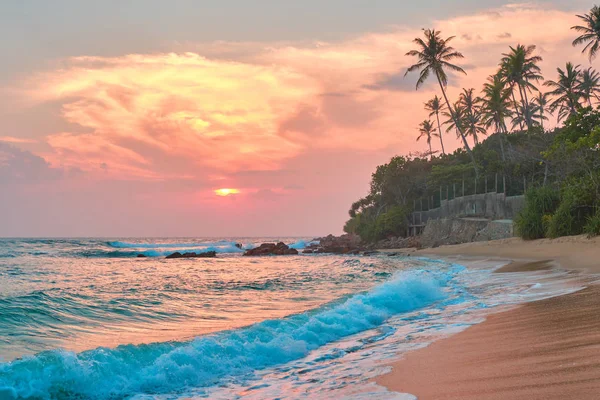 Прекрасный вид на пляж на закате. — стоковое фото