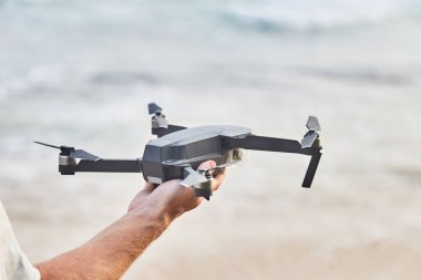 Dron'un erkek elinde yakın çekim
