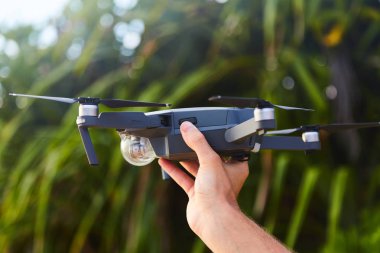 Dron'un erkek elinde yakın çekim