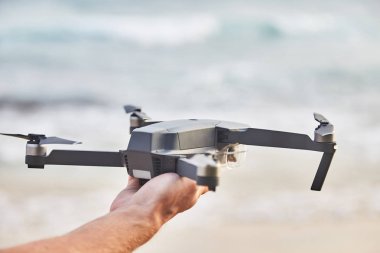 Dron'un erkek elinde yakın çekim