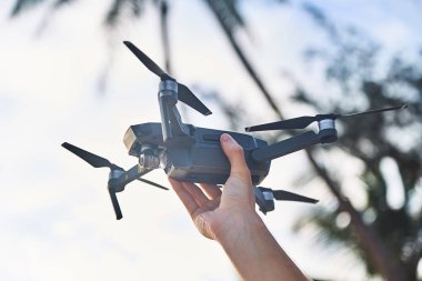 Dron'un erkek elinde yakın çekim