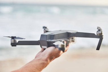 Dron'un erkek elinde yakın çekim