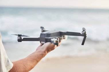 Dron'un erkek elinde yakın çekim