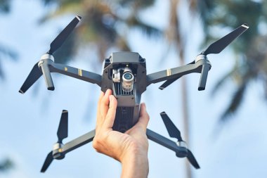 Dron'un erkek elinde yakın çekim