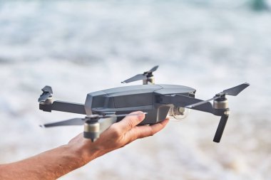 Dron'un erkek elinde yakın çekim
