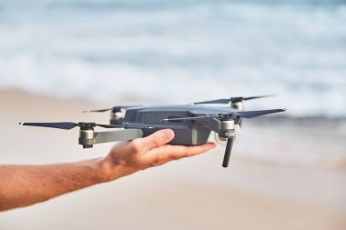 Dron'un erkek elinde yakın çekim