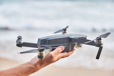 Dron'un erkek elinde yakın çekim