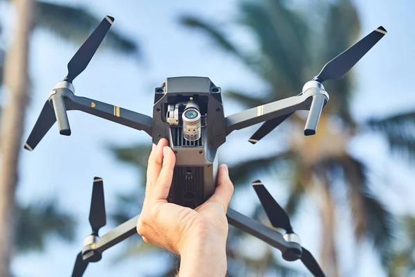 Drone in mannenhand close-up — Stockfoto