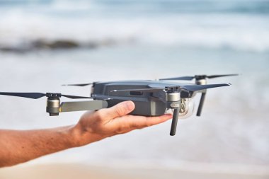 Dron'un erkek elinde yakın çekim