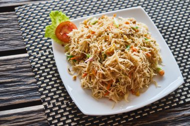 Ahşap arka plan üzerinde erişte ile plaka. Yukarıdan görüntülemek.