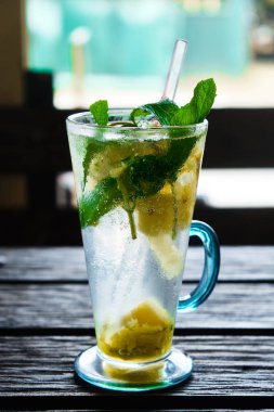 Bir bardak Mojito. Yakın çekim.