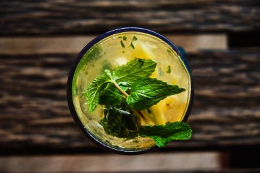 Bir bardak Mojito. Yakın çekim.