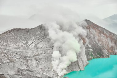 Ijen'de yanardağ krater.