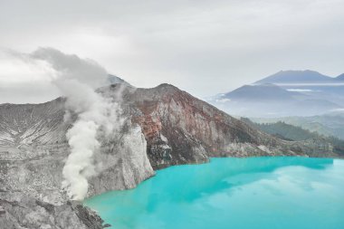 Ijen'de yanardağ krater.