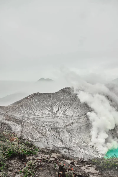 Cratera do vulcão Ijen . — Fotografia de Stock