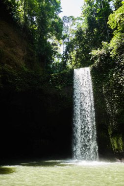 Bali üfleme şelale. 