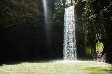 Bali üfleme şelale. 