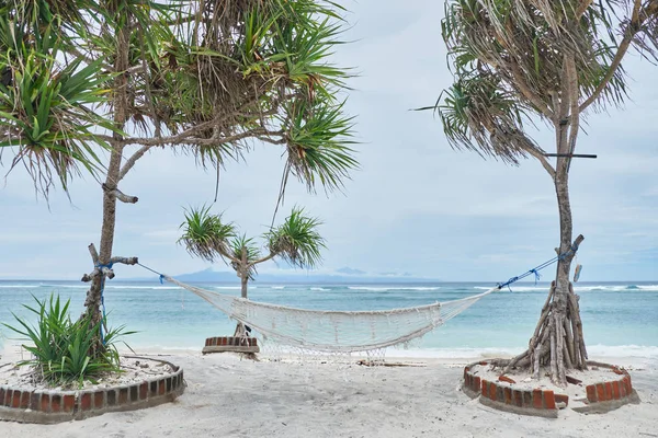 Hamaca en palmeras con vistas a la playa blanca y al océano — Foto de Stock