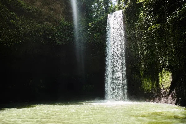 Chute d'eau soufflante à Bali . — Photo