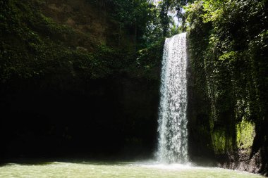 Bali üfleme şelale. 