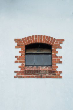 Bir taş duvarüzerinde Vintage eski pencereler