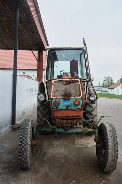 Régi traktor lovon gazdaság közelről — Stock Fotó