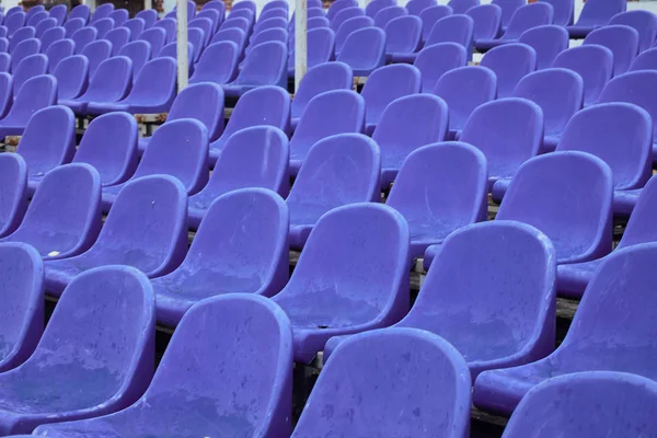 Helle Stühle in der Stadionarena — Stockfoto